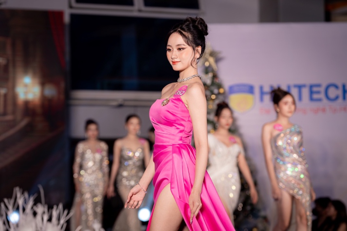 [Video] Tỏa sáng trong phần thi Miss Fashion, thí sinh Miss HUTECH 2025 “gây bão” trên sàn runway 85