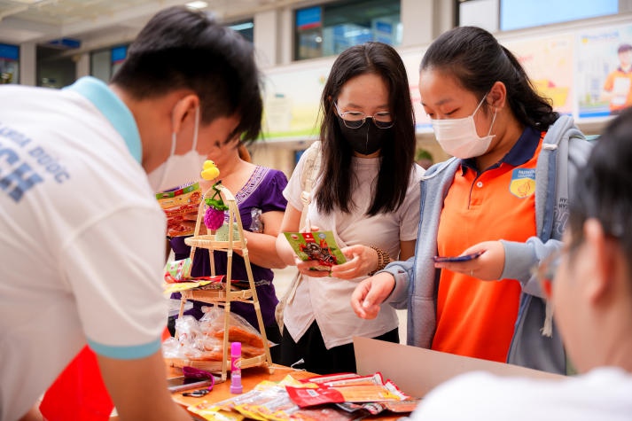 Sinh viên HUTECH hào hứng khám phá phiên chợ “Xuân sắc màu” của Khoa Dược 25