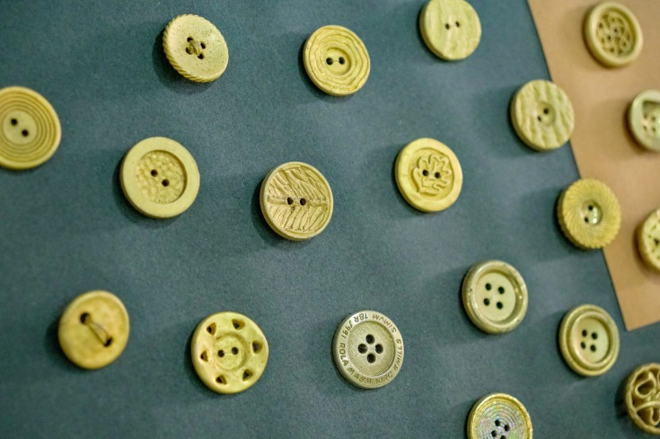 Các bạn sinh viên được trực tiếp quan sát nguyên liệu, sản phẩm công ty HUTECH 4