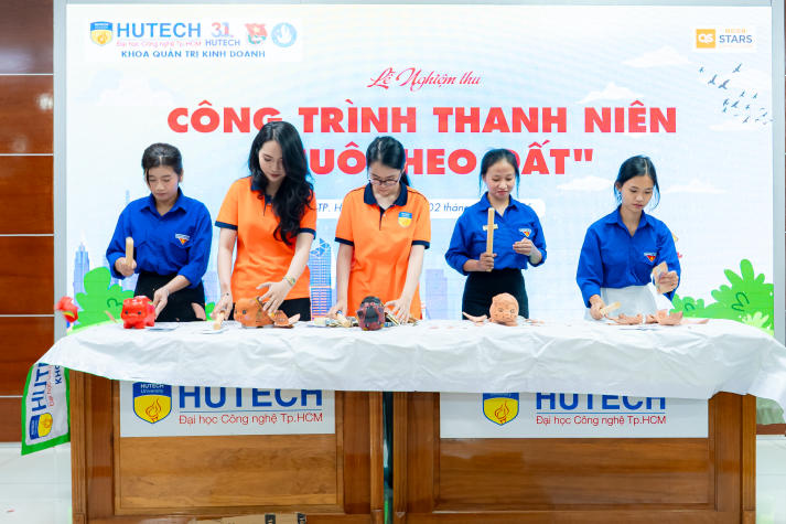 Nuôi heo đất, sinh viên Khoa Quản trị kinh doanh lan tỏa tinh thần sẻ chia đến cộng đồng 42