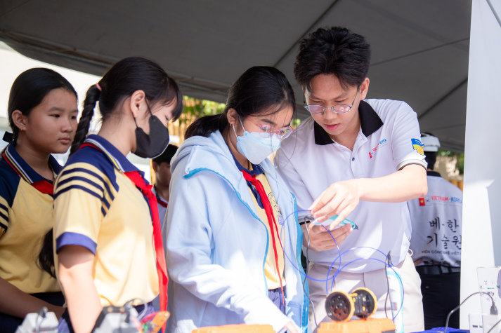 HUTECH mang trải nghiệm STEM đến Ngày hội Chuyển đổi số xã Tân Nhựt (TP.HCM) 66