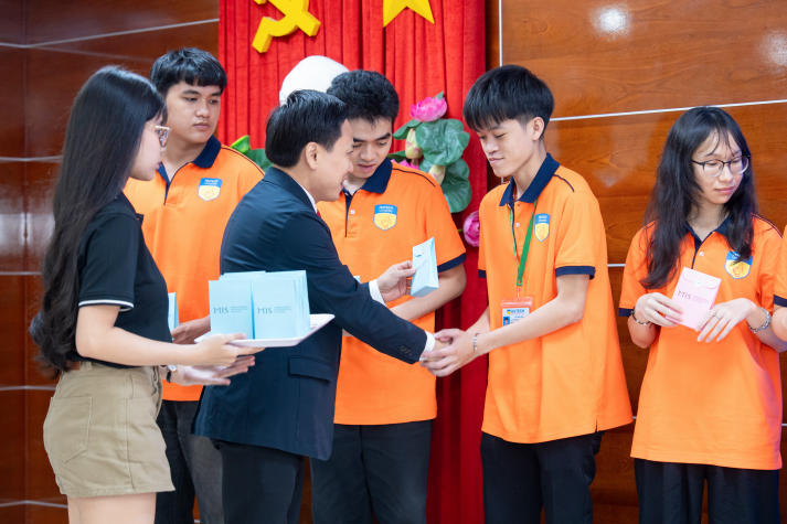 Tân sinh viên Khoa Hệ thống thông tin quản lý “mở khóa” hành trình đại học 37