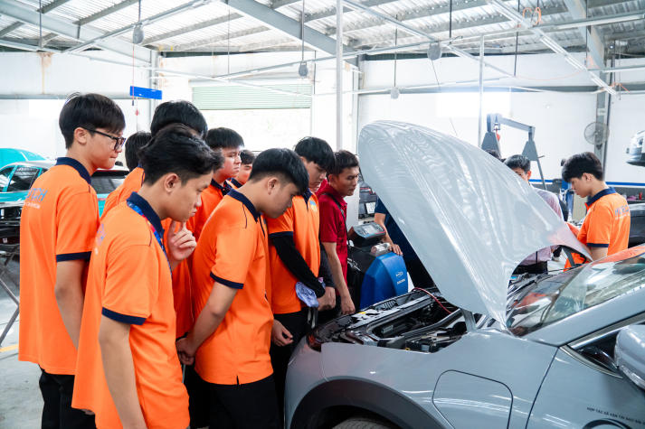 Tham quan thực tế VinFast, sinh viên Viện Kỹ thuật bước gần hơn đến công nghệ giao thông xanh 61