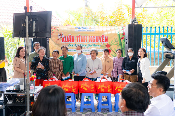 Khi mùa xuân được tạo nên từ ý thức sẻ chia của Khoa Tài chính - Thương mại HUTECH 89