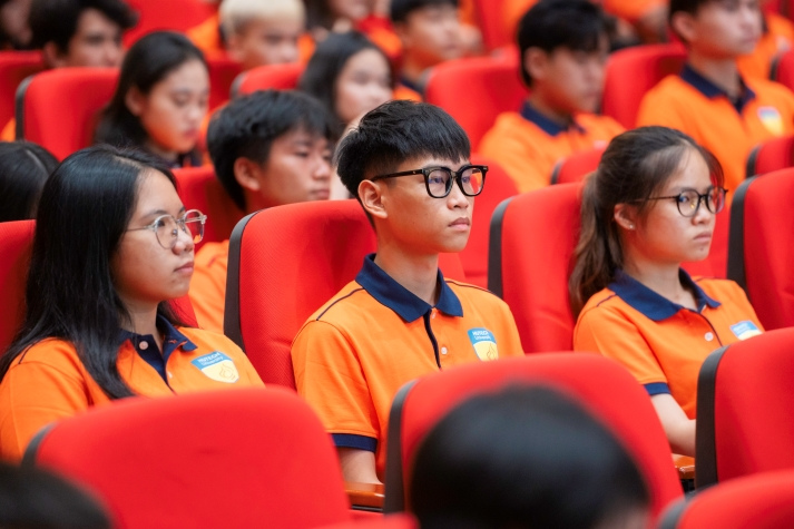 [Video] HUTECH tiếp lửa nhiệt huyết cho các tân binh từ buổi Sinh hoạt đầu khoá 76