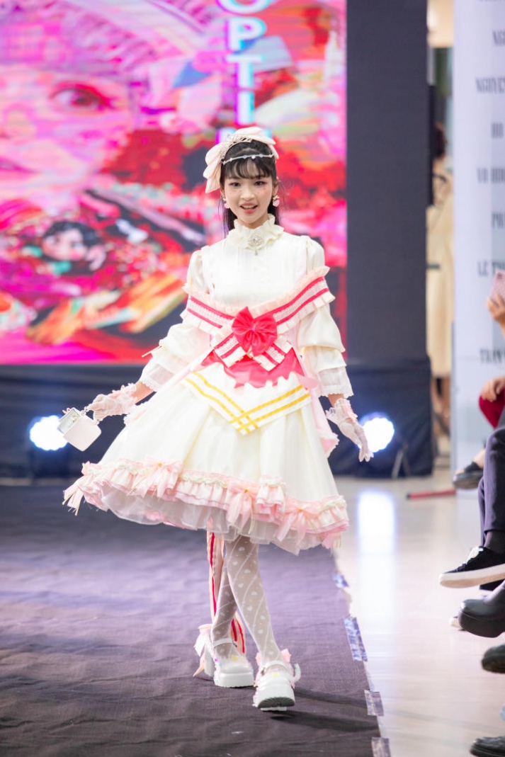 [Video] Đem bọ cánh cứng và người vô gia cư vào đồ án tốt nghiệp, 02 sinh viên ngành Thiết kế thời trang HUTECH “cán đích” thủ khoa và á khoa 211