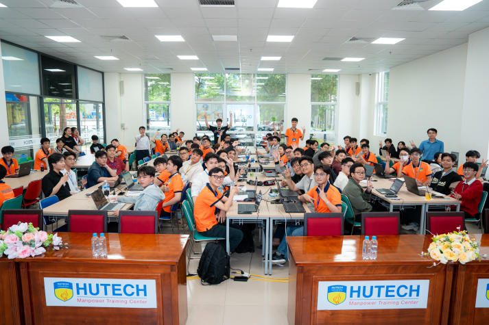 [Video] Chung kết HUTECH Code War 2025: Sân chơi lập trình kịch tích dành cho sinh viên Công nghệ thông tin 17