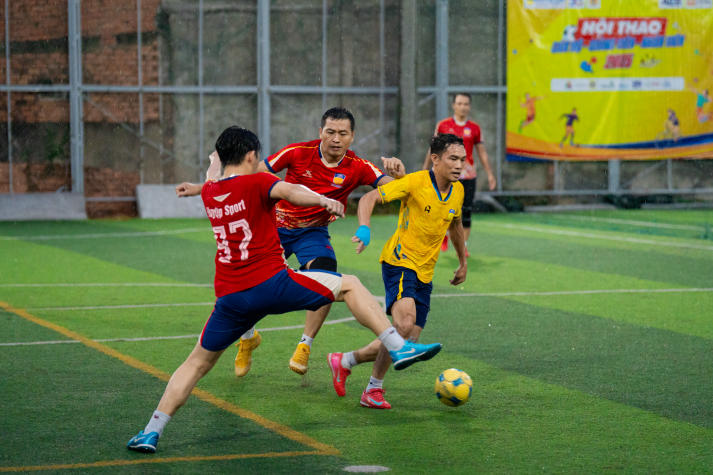 [Hội thao CB-GV-NV HUTECH 2025]: Rực lửa với những cuộc rượt đuổi tỷ số bộ môn Bóng đá nam 79