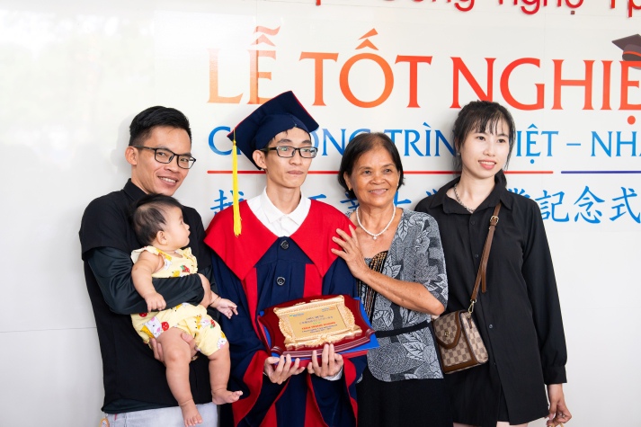 [Video] Tân Cử nhân, Kỹ sư Viện Công nghệ Việt - Nhật HUTECH tốt nghiệp trong niềm hân hoan và xúc động 168