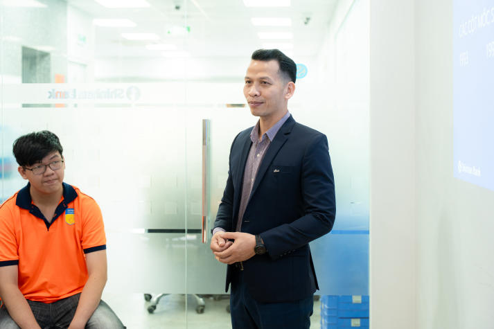 Sinh viên Khoa Luật định hình tương lai nghề nghiệp qua chuyến tham quan Shinhan Bank 10