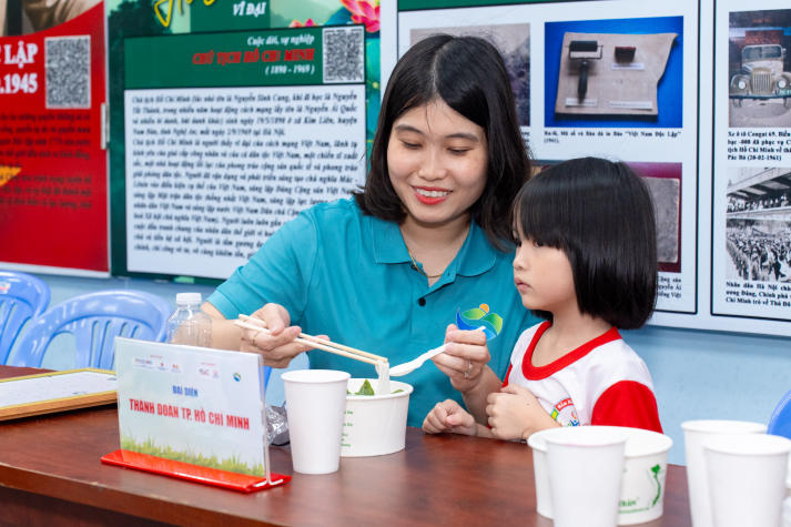 Sinh viên HUTECH mang Trung thu ấm áp đến với thiếu nhi phường An Khánh 101
