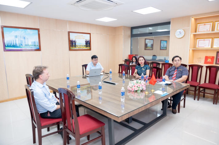 HUTECH welcomes British Chamber of Commerce Vietnam for collaboration 23