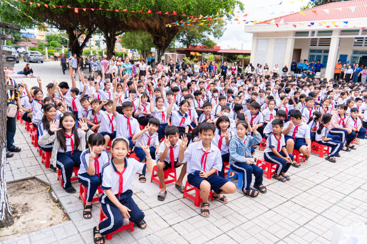 Sinh viên Marketing - Kinh doanh quốc tế viết nên mùa trăng sẻ chia tại Tây Ninh 64