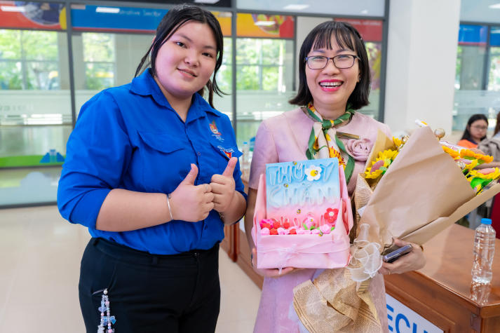 Biến đất sét thành đóa hoa biết nói, sinh viên Khoa Thú y - Chăn nuôi trao yêu thương đến phái nữ 140