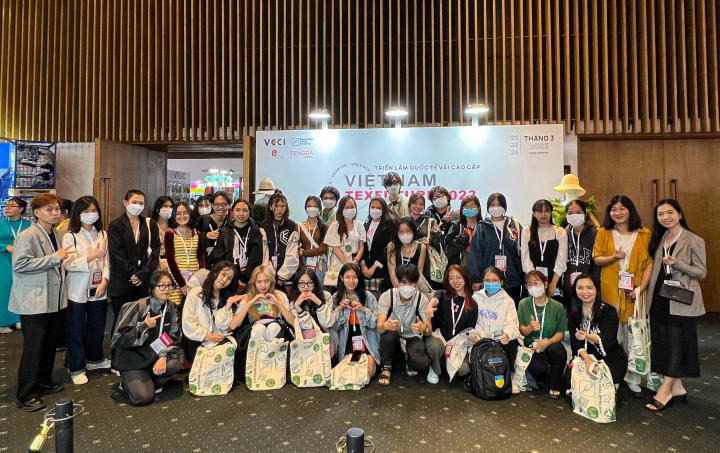 Sinh viên ngành Thiết kế thời trang và Công nghệ dệt, may tham dự triển lãm quốc tế vải cao cấp 80