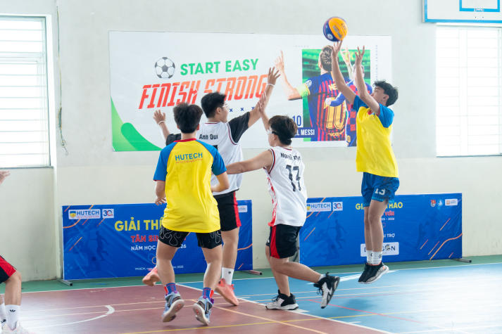 Ngôi Vô địch môn Bóng rổ Giải thể thao chào đón tân sinh viên thuộc về đội The Crew 27