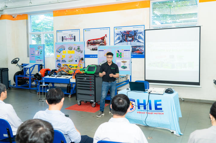 Sinh viên Viện Kỹ thuật cập nhật công nghệ chẩn đoán ô tô điện với thiết bị Launch X431 4
