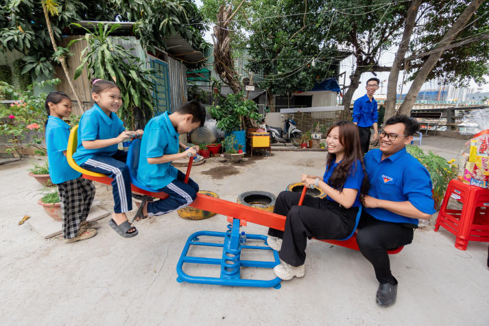 Sinh viên Khoa Marketing - Kinh doanh quốc tế góp sức “thay áo mới” cho khu vực ô nhiễm, tạo sân chơi an toàn cho trẻ em 92