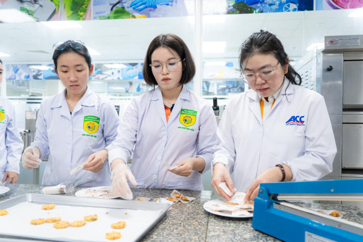 Công nghệ, dinh dưỡng và trải nghiệm: Sinh viên Viện Khoa học Ứng dụng “bóc tách” bí mật bơ sữa Hoa Kỳ 103