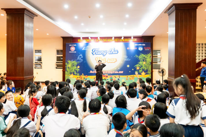 Thắp sáng đêm trăng yêu thương: Sinh viên Khoa Điều dưỡng - Kỹ thuật y học mang Trung thu đến với trẻ em Bình Thạnh 33