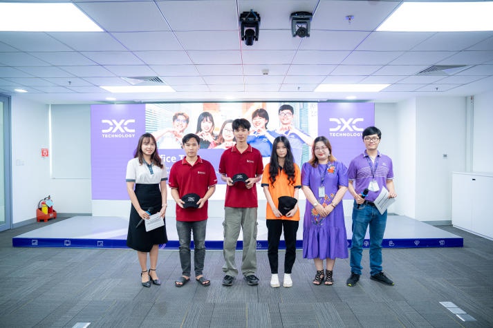 [Video] Students of the Institute of International Education visited DXC Technology Vietnam 100