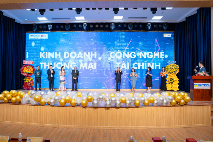 Tân sinh viên Khoa Tài chính - Thương mại khởi đầu hành trình “Sáng tạo - Kết nối - Vươn xa” tại HUTECH 53