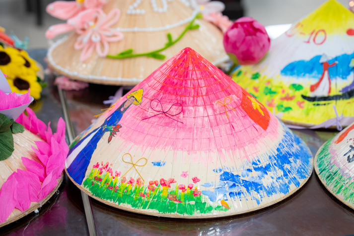 Lan tỏa tinh thần “Sắc Việt” trong Ngày hội trang trí nón lá của sinh viên Khoa Tài chính - Thương mại 78