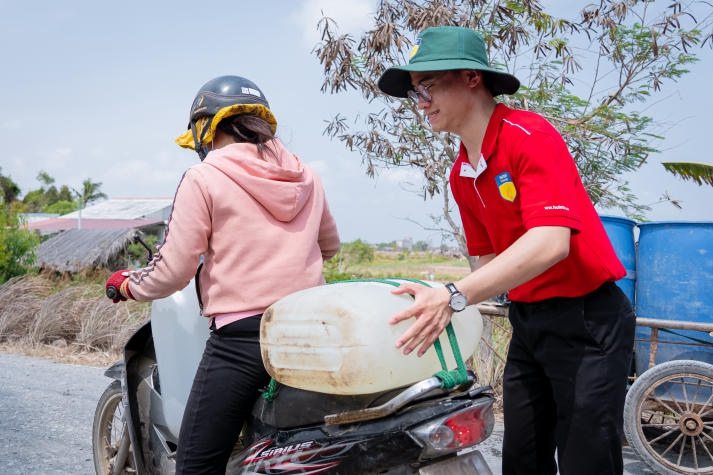 HUTECH  “chở” 120m3 nước ngọt về cho người dân vùng hạn tỉnh Tiền Giang 79