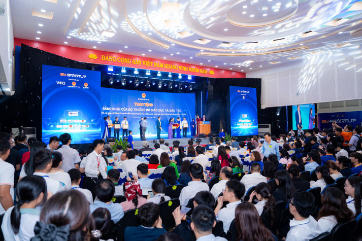 Khởi nghiệp sinh viên ghi dấu ấn: HUTECH và TS. Huỳnh Ngọc Anh vinh dự nhận bằng khen từ Bộ GD&ĐT 10