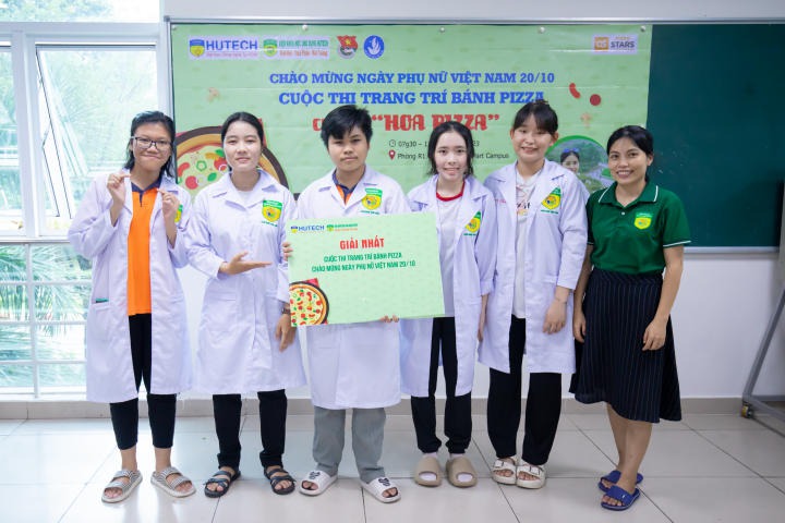 Sinh viên ngành Viện Khoa học Ứng dụng HUTECH trổ tài làm pizza mừng ngày Phụ nữ Việt Nam 67