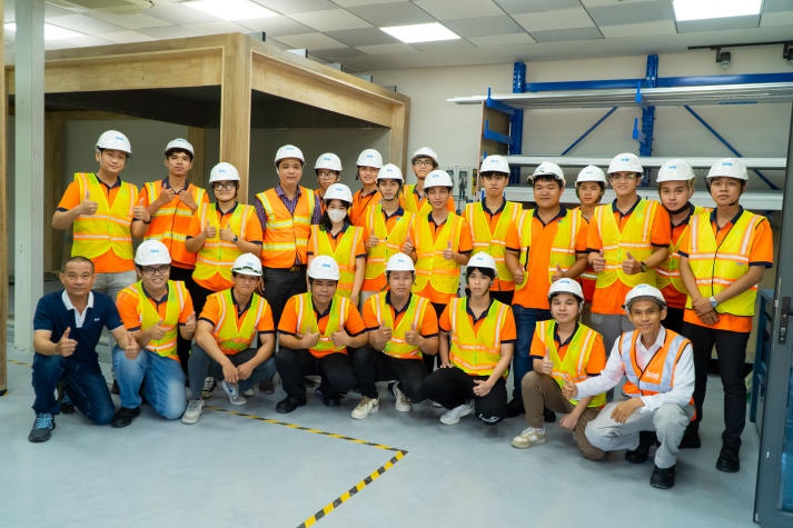 Sinh viên Khoa Xây dựng HUTECH tham quan thực tế nhà máy Knauf 96