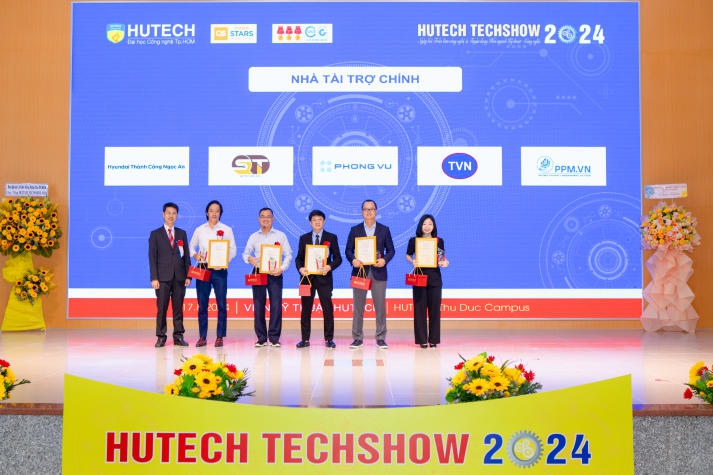 [Video] Sinh viên “khoe” hơn 200 đồ án tốt nghiệp ấn tượng trước doanh nghiệp tại HUTECH TECHSHOW 2024 153