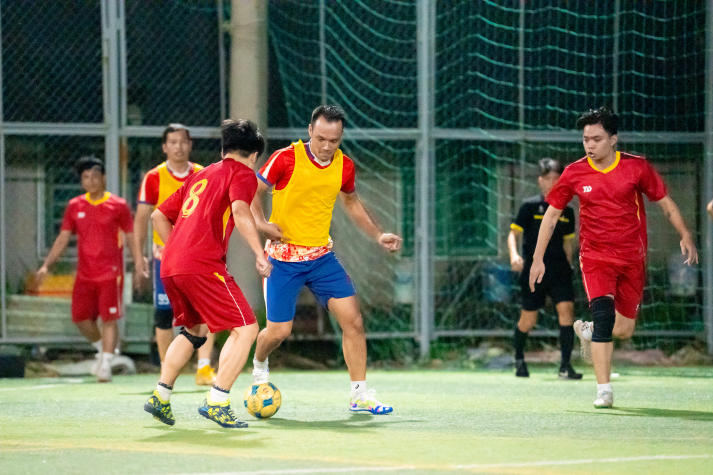 [Hội thao CB-GV-NV HUTECH 2025]: Bóng đá nam xác định hai đội tranh ngôi vô địch 79