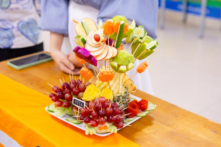 [Video] Cán bộ - Giảng viên - Nhân viên HUTECH tranh tài cắt tỉa rau, củ, quả chào mừng ngày Phụ nữ Việt Nam 20/10 139