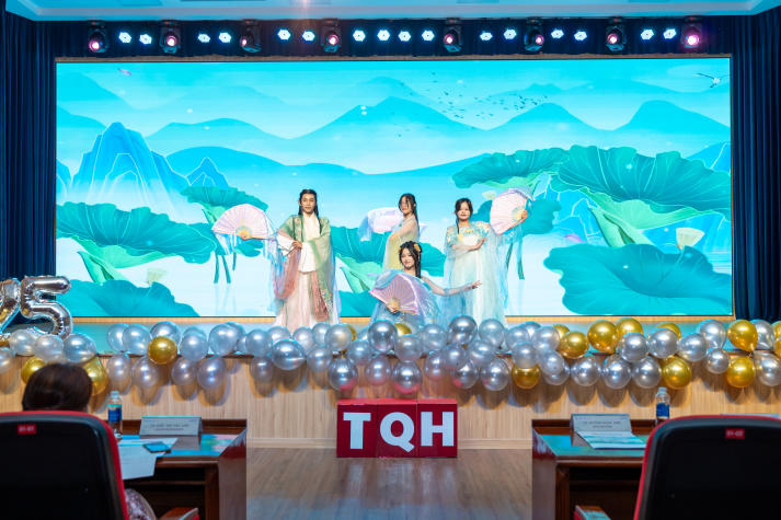 Sôi động, đa sắc màu: Tân sinh viên Khoa Trung Quốc học “cháy” hết mình tại Đêm nhạc hội chào năm học mới 20