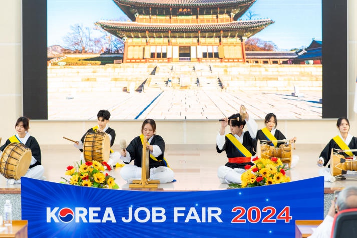 [Video] "Overwhelmed" by more than 1,500 job opportunities for HUTECH students at "KOREA JOB FAIR 2024" 45