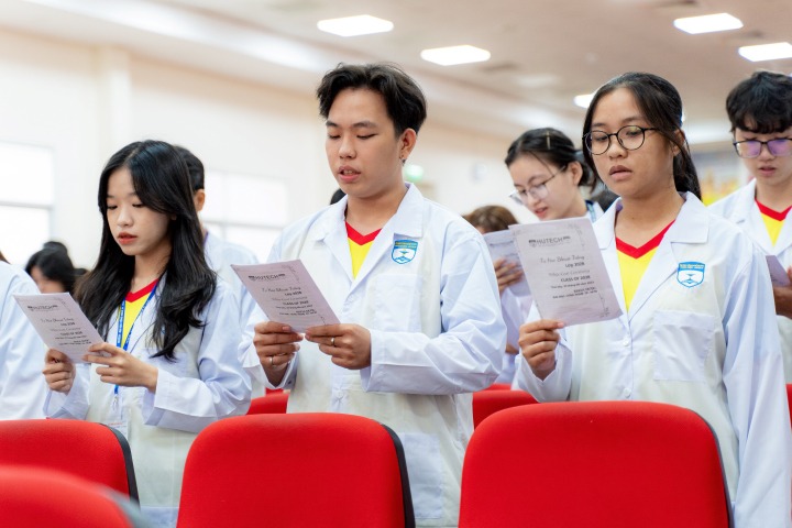 Tân sinh viên Khoa Dược HUTECH chính thức bước vào hành trình blouse trắng 181