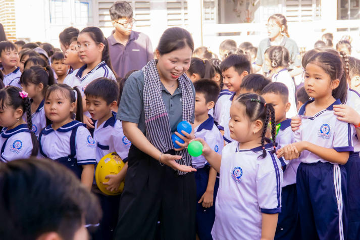Sinh viên Khoa Marketing - Kinh doanh quốc tế mang “Ngàn điều trăng nói” đến với thiếu nhi Vĩnh Long 72