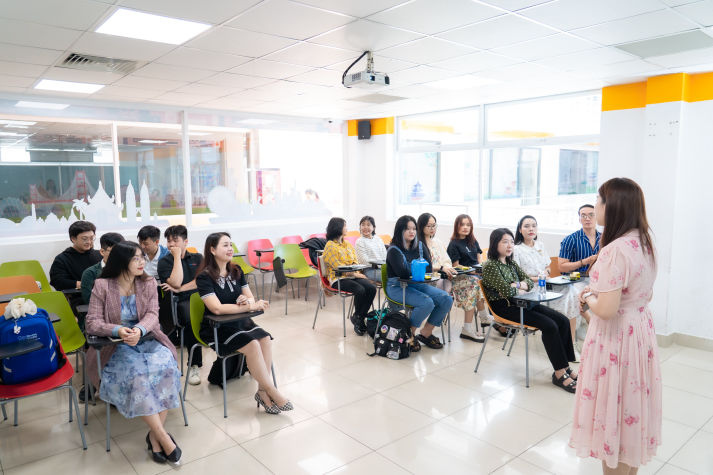 CLB Sư phạm Tiếng Anh HUTECH tôn vinh cống hiến, trao gửi tri ân trong buổi tổng kết 39