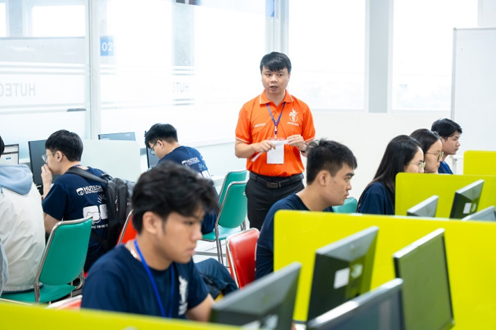 [Ảnh] Gần 1000 thí sinh bước vào chuỗi thử thách công nghệ tại OLP’25, OlpAI’25, Procon’25 và ICPC Asia HCMC 2025 30