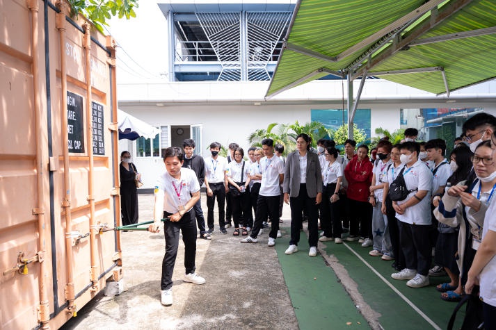 Sinh viên Viện Công nghệ Việt - Nhật tìm hiểu hoạt động khai thác cảng tại Tân Cảng - Cát Lái 64