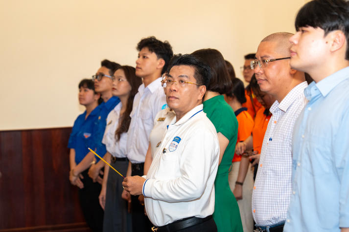 [Ảnh] Về nguồn tại Bến Nhà Rồng: Hành trình ý nghĩa của sinh viên Khoa Tài chính - Thương mại 38