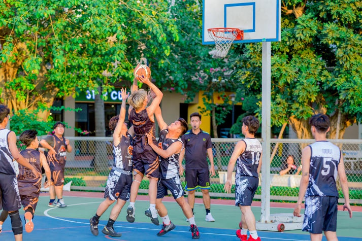 [Ảnh] Trai tài gái sắc HUTECH tự tin “show” nét đẹp năng động đậm chất Gen Z tại đa sân chơi 251