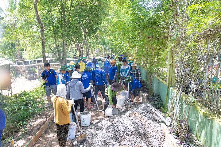 [Mùa hè xanh HUTECH 2023] Mặt trận Đồng Tháp hoàn thành công trình bê tông hóa đường nông thôn đầu tiên 28