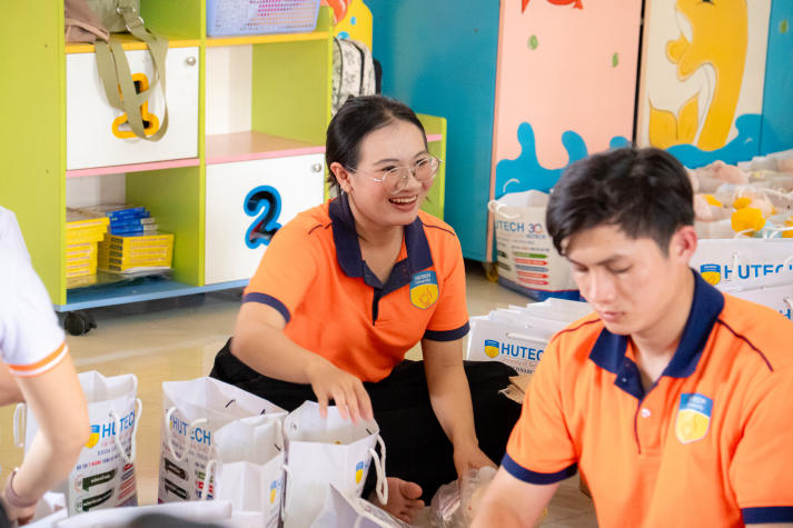 Một mùa Trăng trọn vẹn: Sinh viên Khoa Tài chính - Thương mại HUTECH đem niềm vui đến trẻ em Vĩnh Long 33