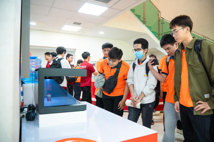 Sinh viên Viện Kỹ thuật tìm hiểu quy trình tự động hóa tại Nhà máy Yakult Việt Nam 47