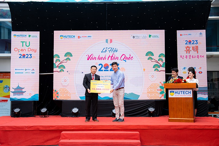 Sinh viên rủ nhau “vi vu” xứ sở kim chi ngay tại HUTECH trong Lễ hội Văn hóa Hàn Quốc 2023 47