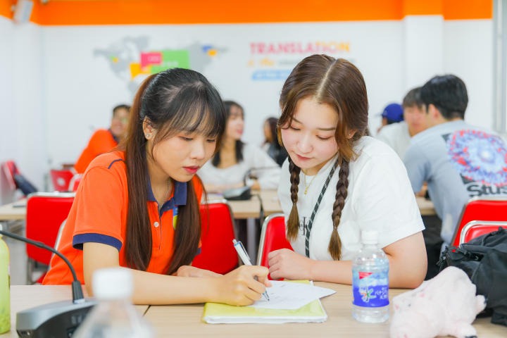 Sinh viên ĐH Hosei tìm hiểu văn hoá giao tiếp Việt Nam cùng sinh viên HUTECH 38
