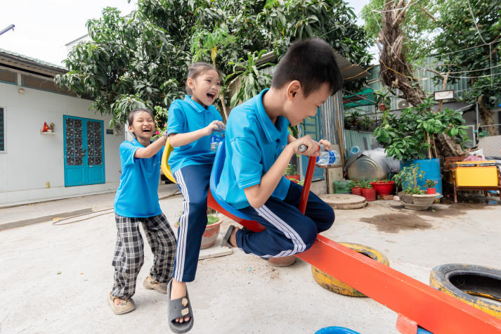 Sinh viên Khoa Marketing - Kinh doanh quốc tế góp sức “thay áo mới” cho khu vực ô nhiễm, tạo sân chơi an toàn cho trẻ em 97