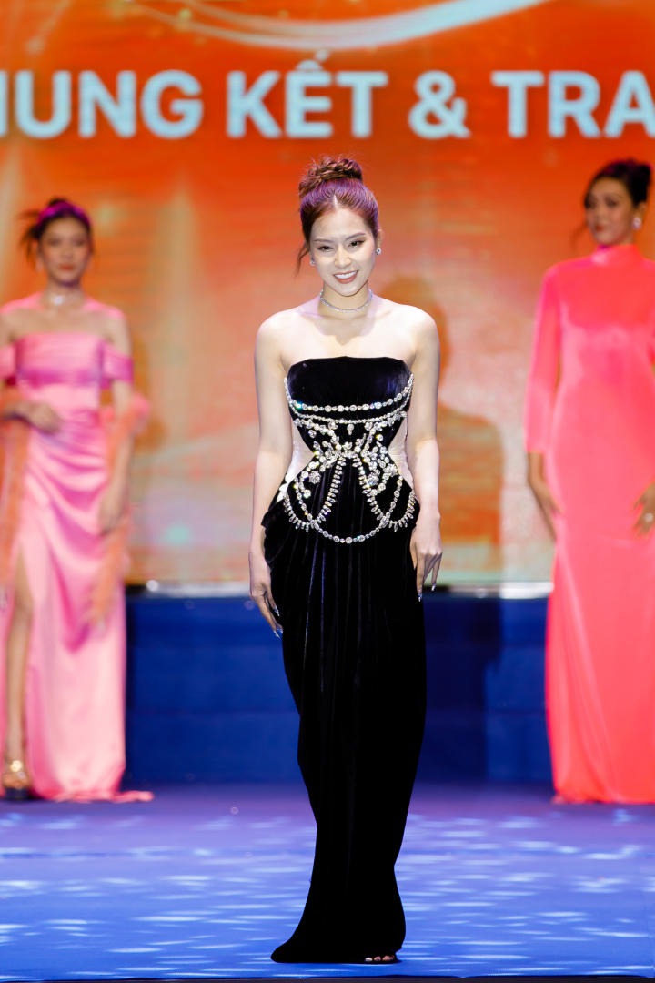 Nữ sinh Nguyễn Thị Tuyết Nhung đăng quang Hoa khôi Miss HUTECH 2023 186
